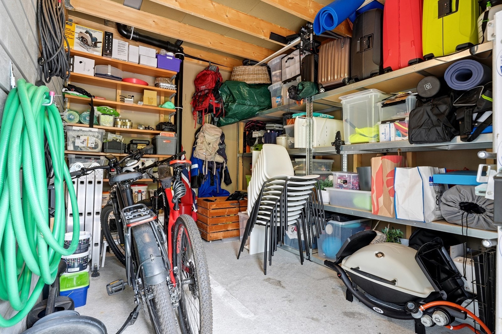 Praktisk utvendig bod i bakkant av carporten for ekstra lagring. Galleribilde