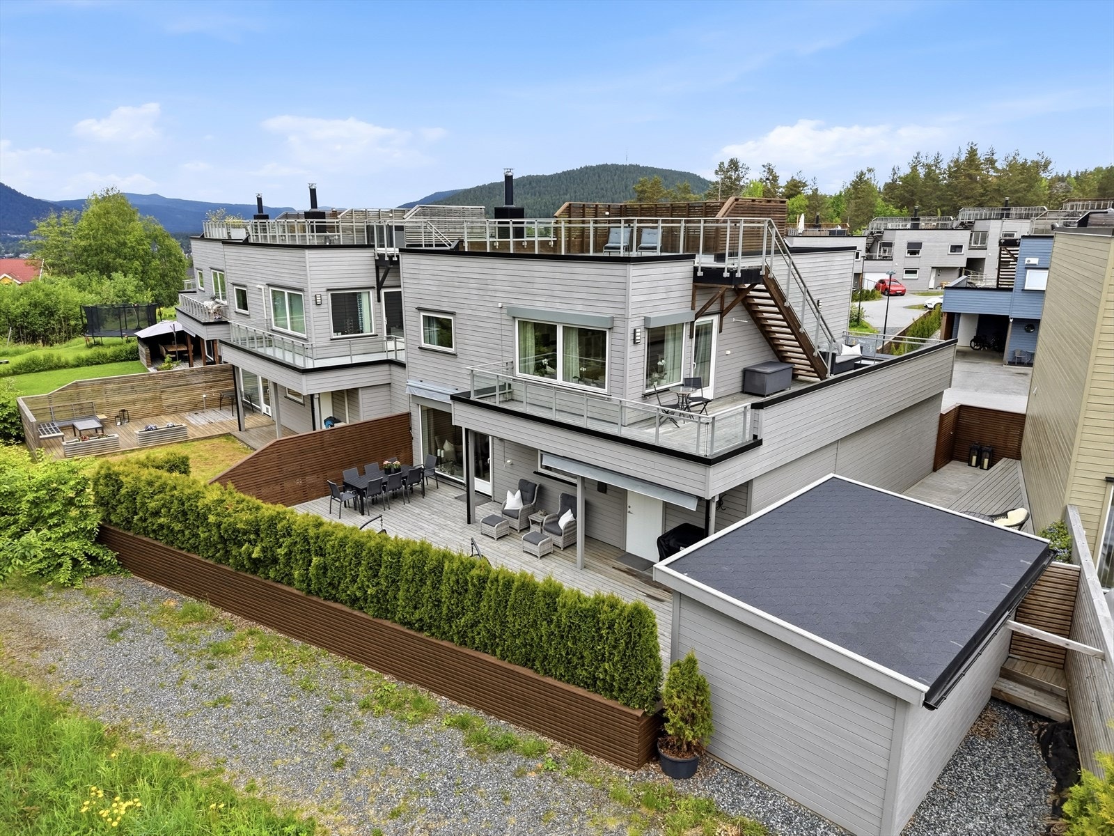 En moderne og innholdsrik familiebolig med en attraktiv beliggenhet. Galleribilde