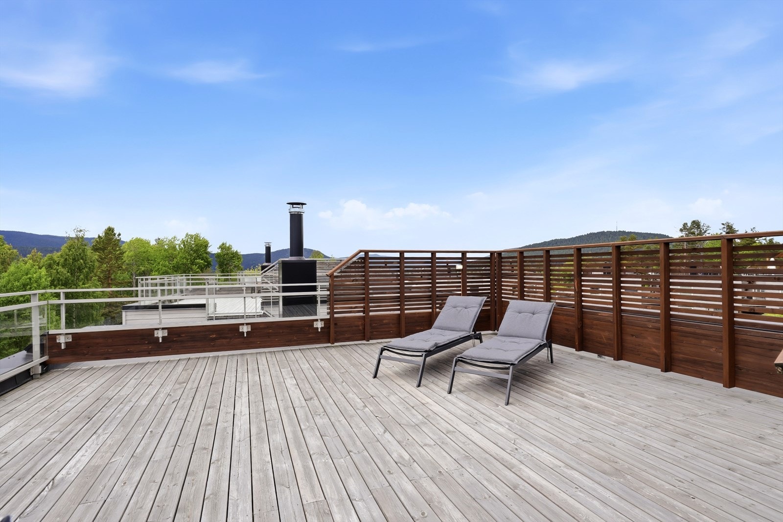 Takterrassen på ca. 36 m² byr på flott utsikt over nærområdet. Galleribilde