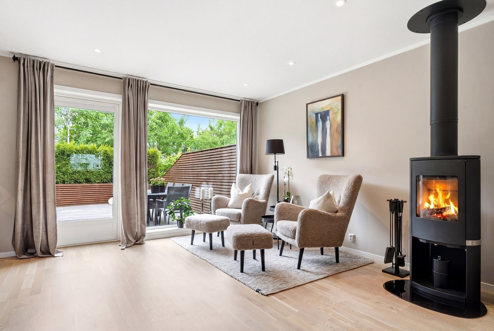 Fra stuen er det direkte utgang til en stor terrasse på ca. 90 m². Galleribilde