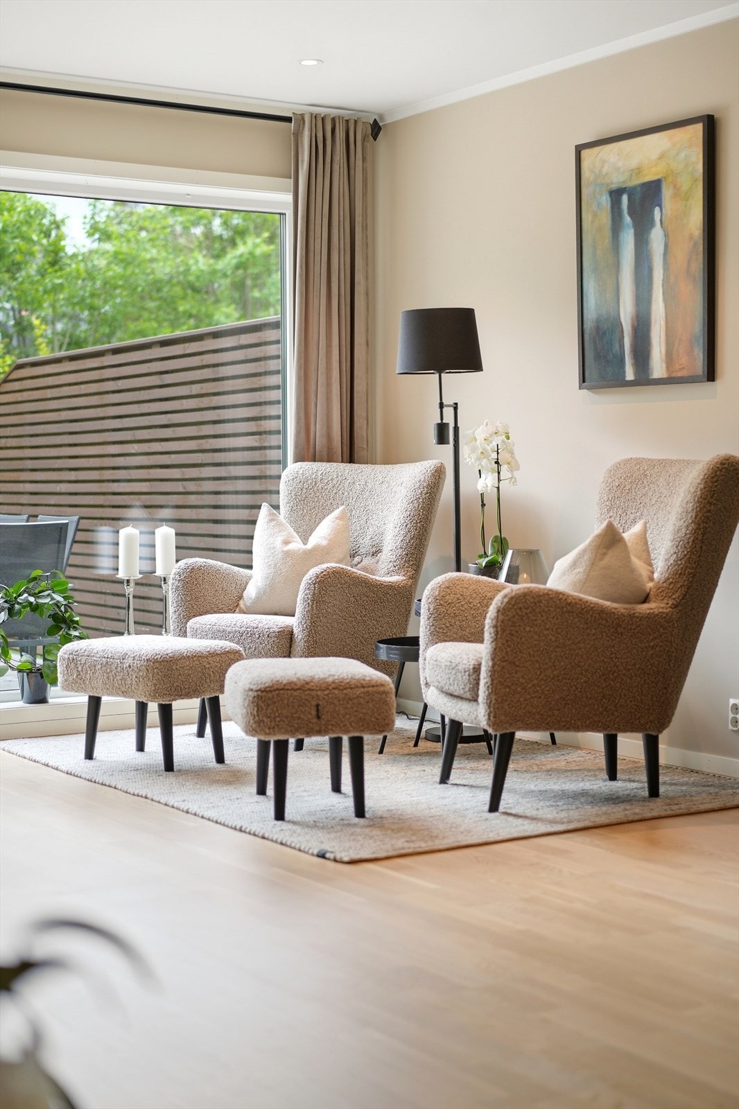 Store vindusflater gir rikelig med naturlig lys inn i oppholdsrommet. Galleribilde