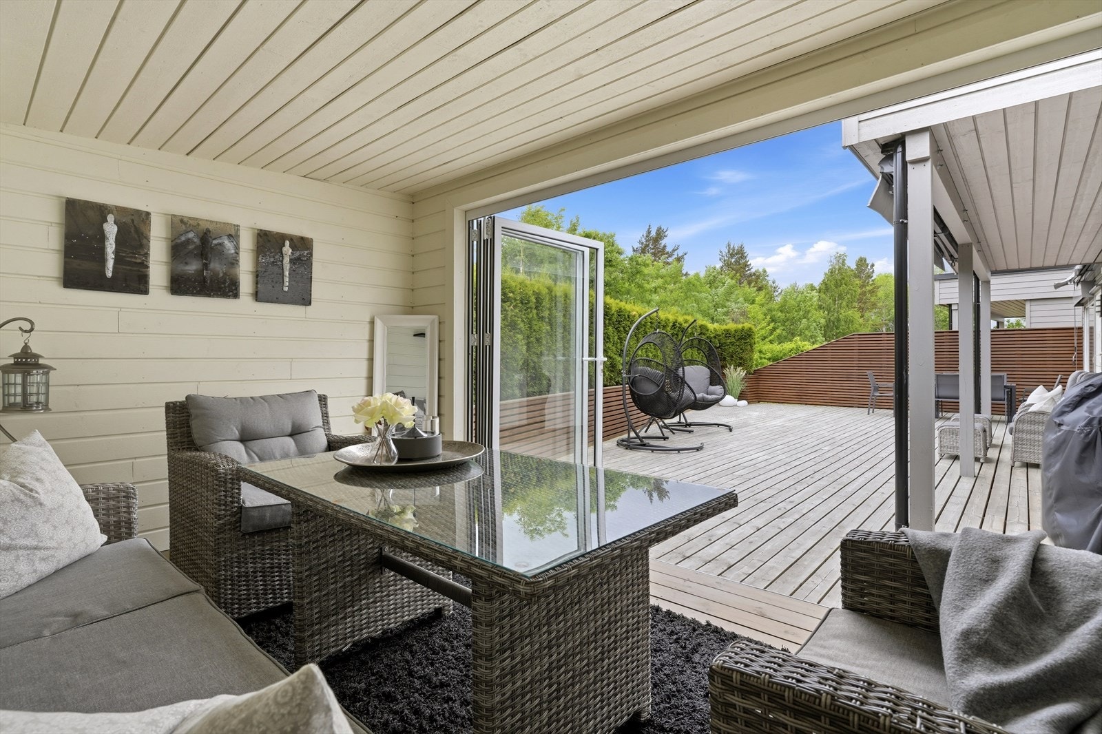 Store glassdører i hagestuen kan åpnes helt opp mot terrassen. Galleribilde