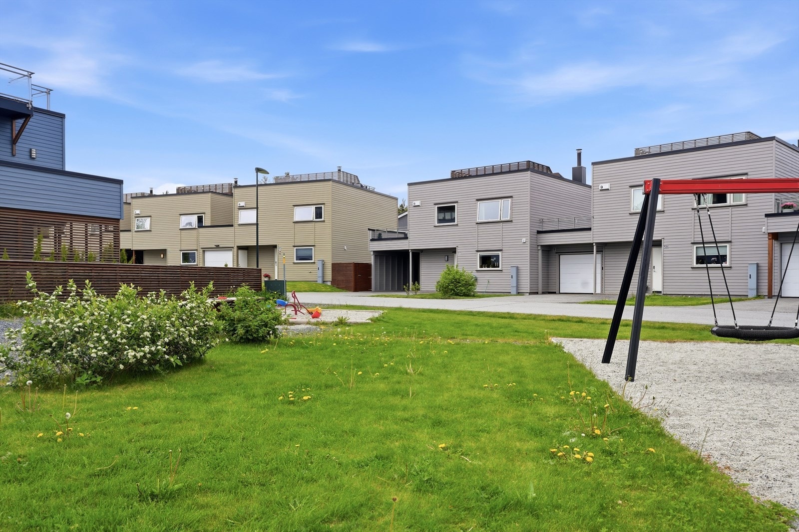 Boligfeltet har lekeplasser og er tilrettelagt for barnefamilier. Galleribilde
