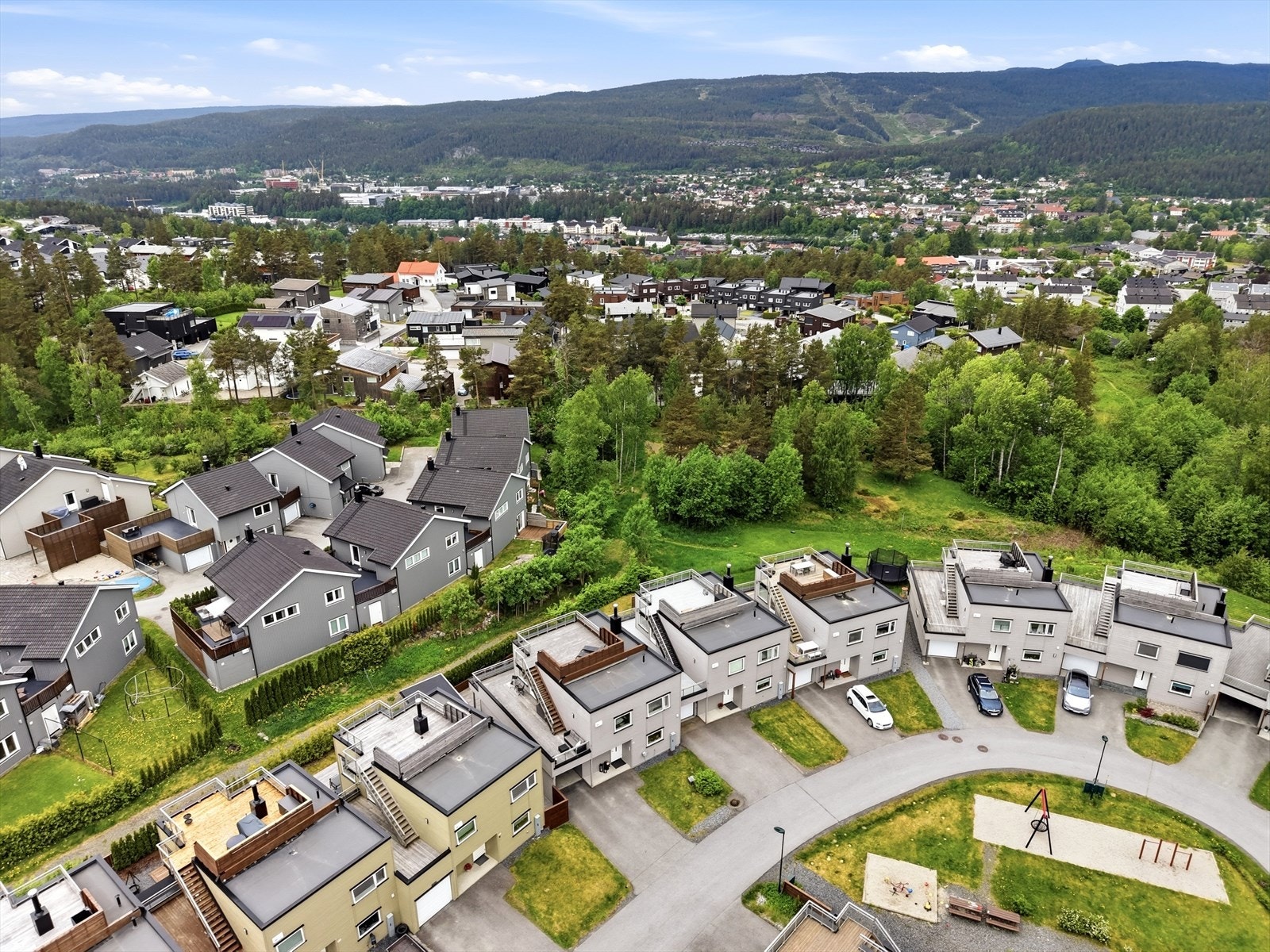 Fra eiendommen er det gangavstand til Madsebakken barneskole og Hovdeplassen barnehage. Galleribilde