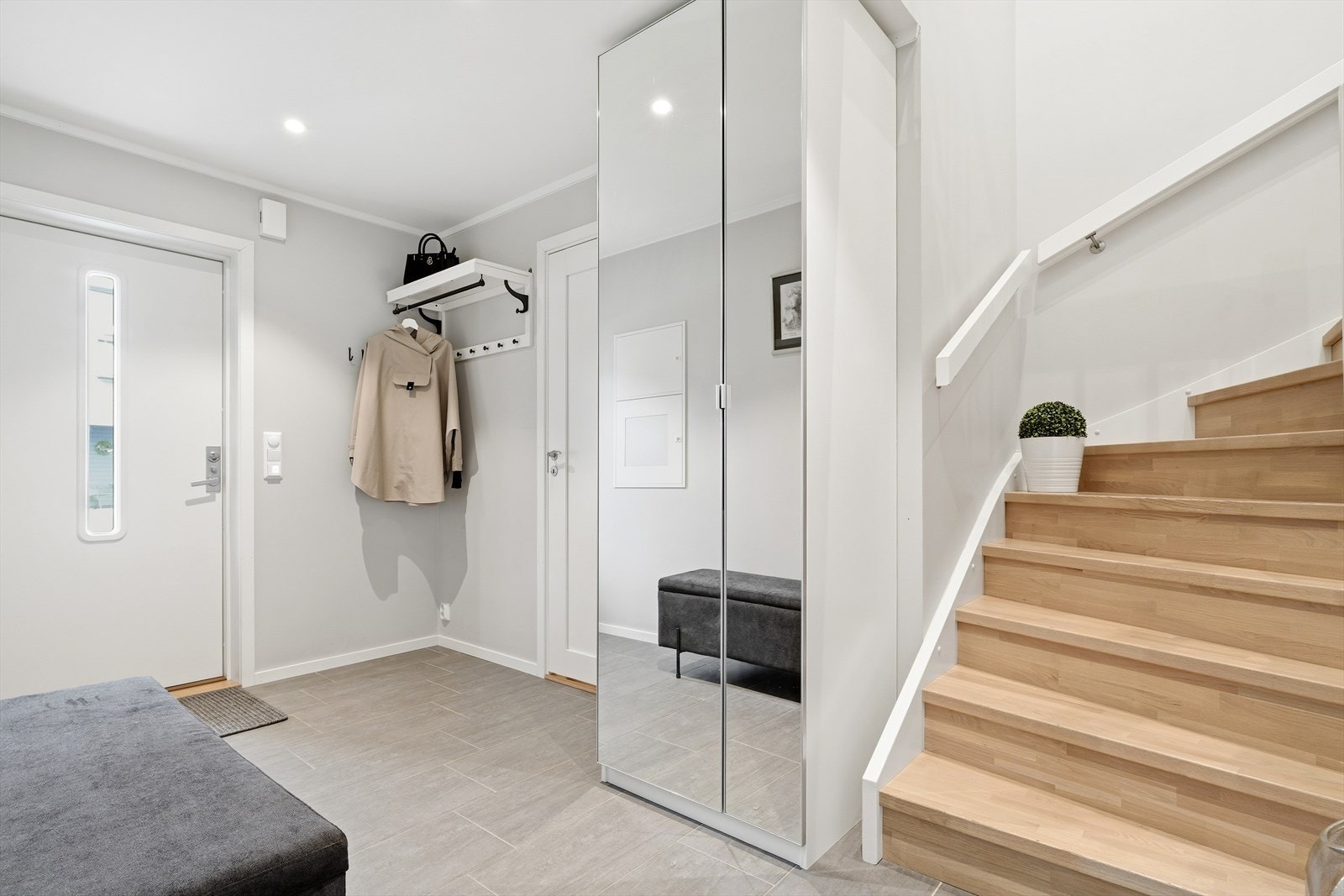 Hallen har flislagt gulv med gulvvarme og god plass til oppbevaring. Galleribilde