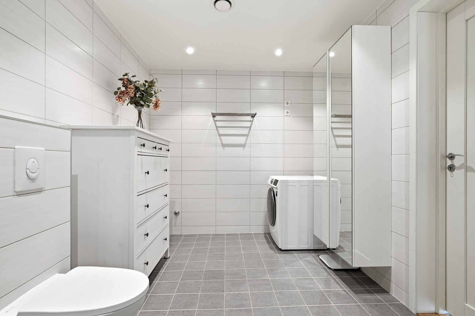 Badet er kombinert vaskerom med opplegg for vaskemaskin. Galleribilde