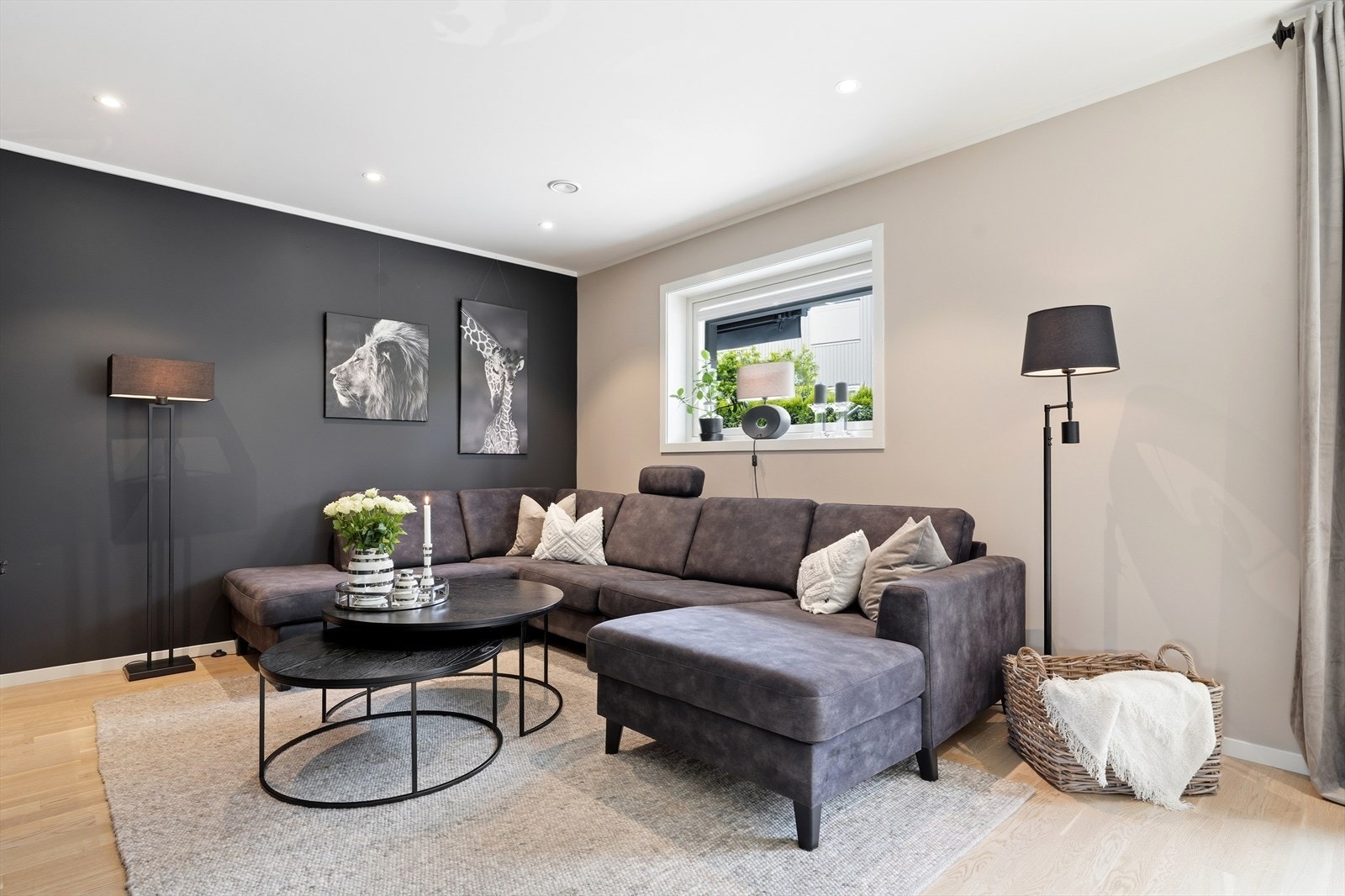 Stuen har god plass til en romslig sofagruppe. Galleribilde