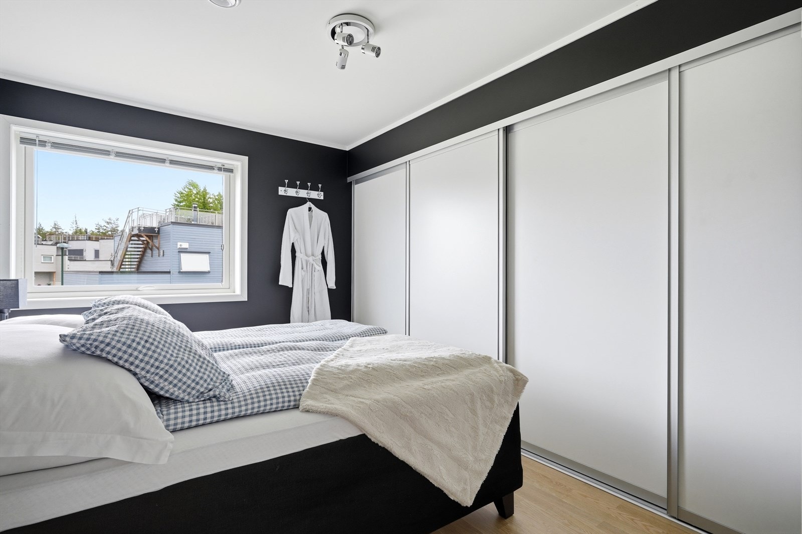 Hovedsoverommet har en stor skyvedørsgarderobe for effektiv oppbevaring. Galleribilde