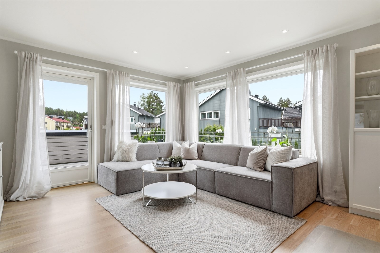 Store vinduer i loftstuen gir godt med lys og en åpen følelse. Galleribilde