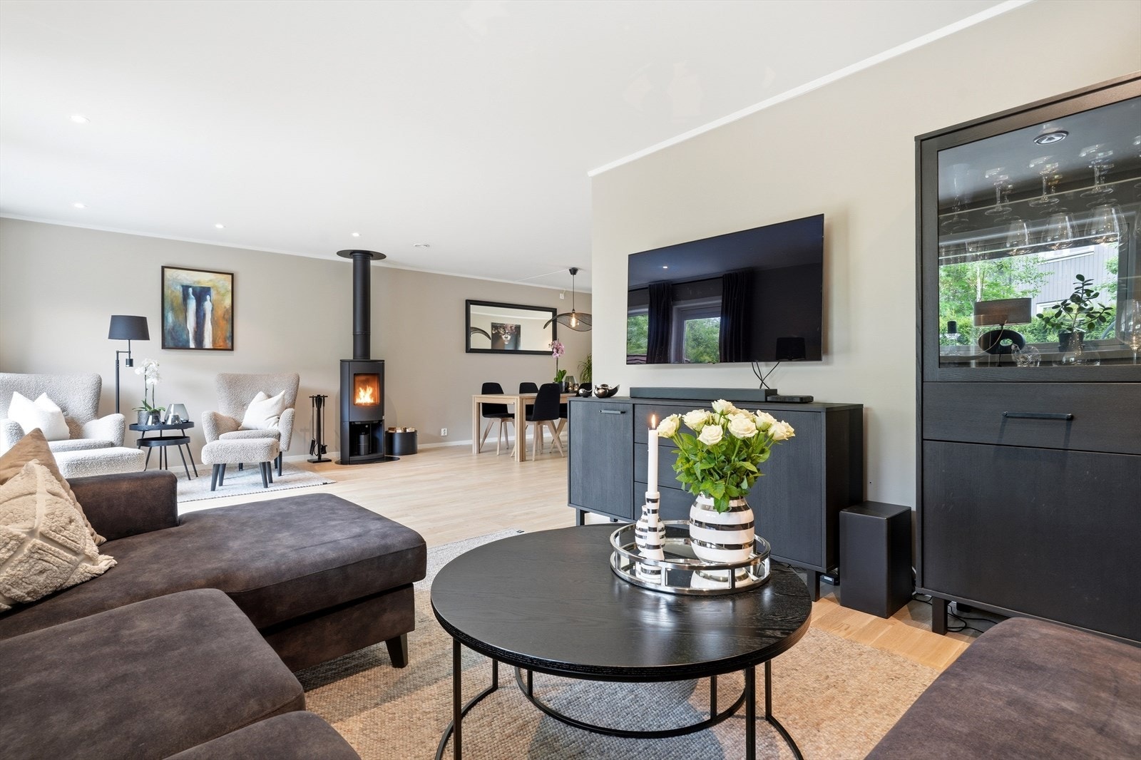 Første etasje er et gjennomgående og lyst rom med plass til både familie og gjester. Galleribilde