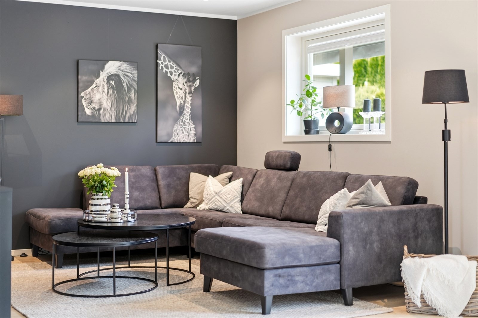 En fondvegg gir stuen karakter og definerer sonen for sofagruppen. Galleribilde