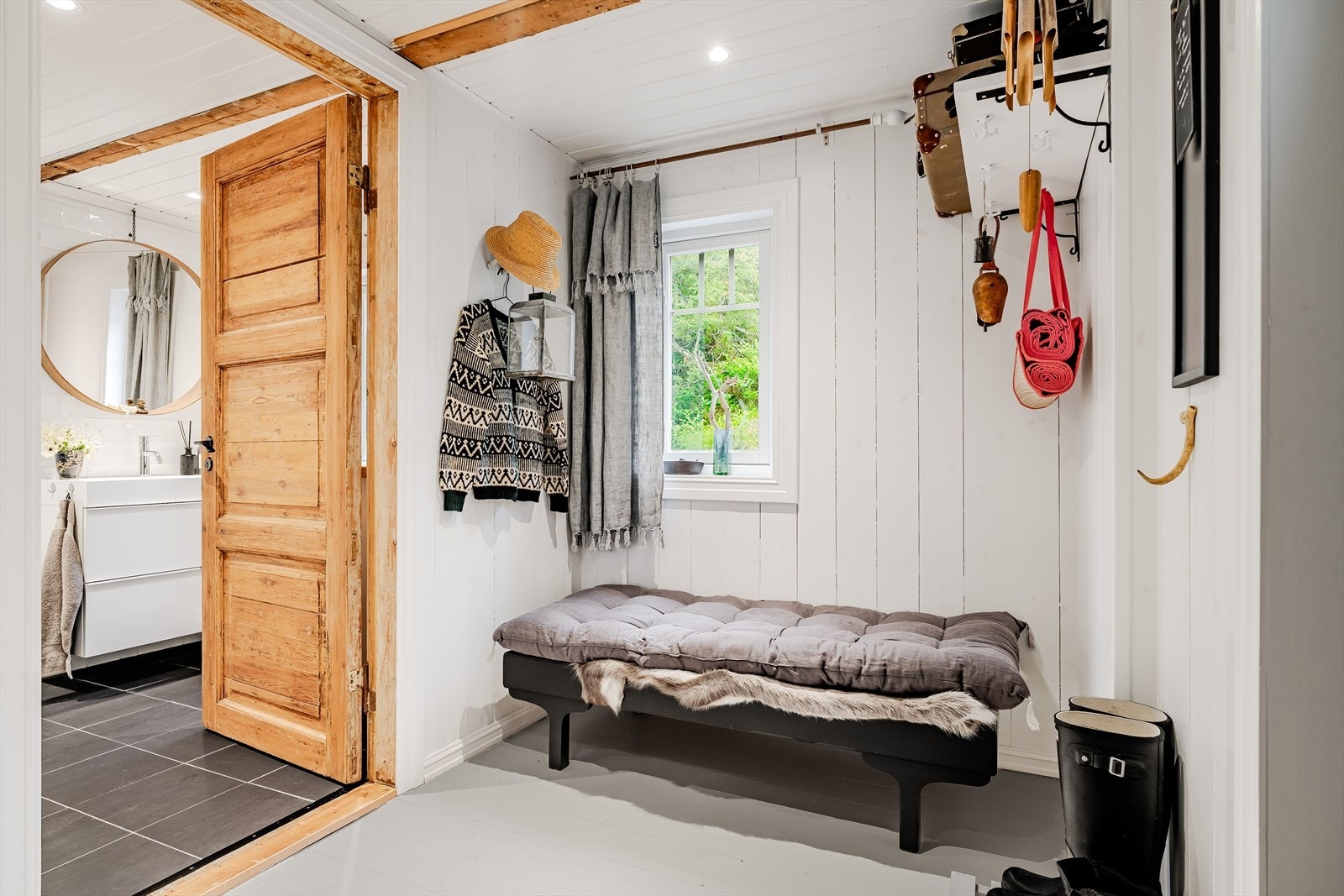 Velkommen inn! Flislagt nydelig gang. Som man ser allerede er det en nydelig kombinasjon av gammelt og nytt. Galleribilde