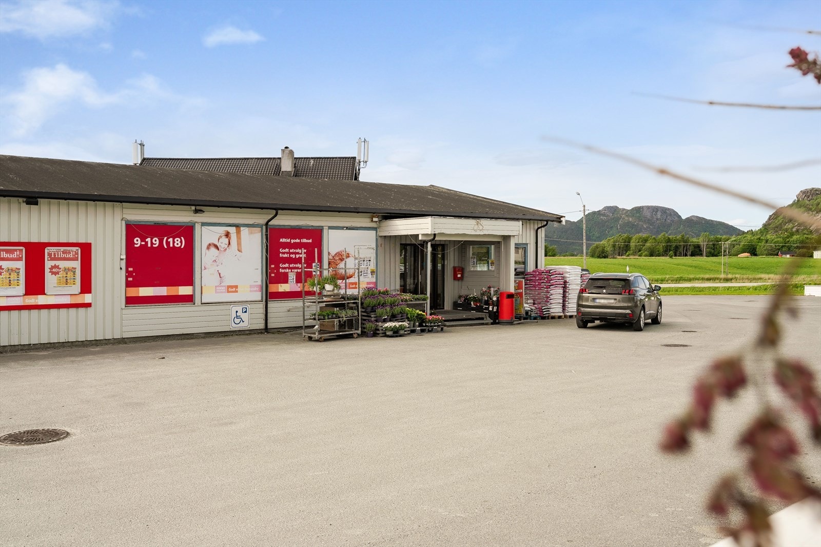 Lokalbutikken i Mølnbukta. Det er Jokerbutikk i Selva og I tillegg finnes ByggExtra i Lensvika. Det er også mulig å ta ferja fra Valset over til litt utvidet shopping på Brekstad. Galleribilde