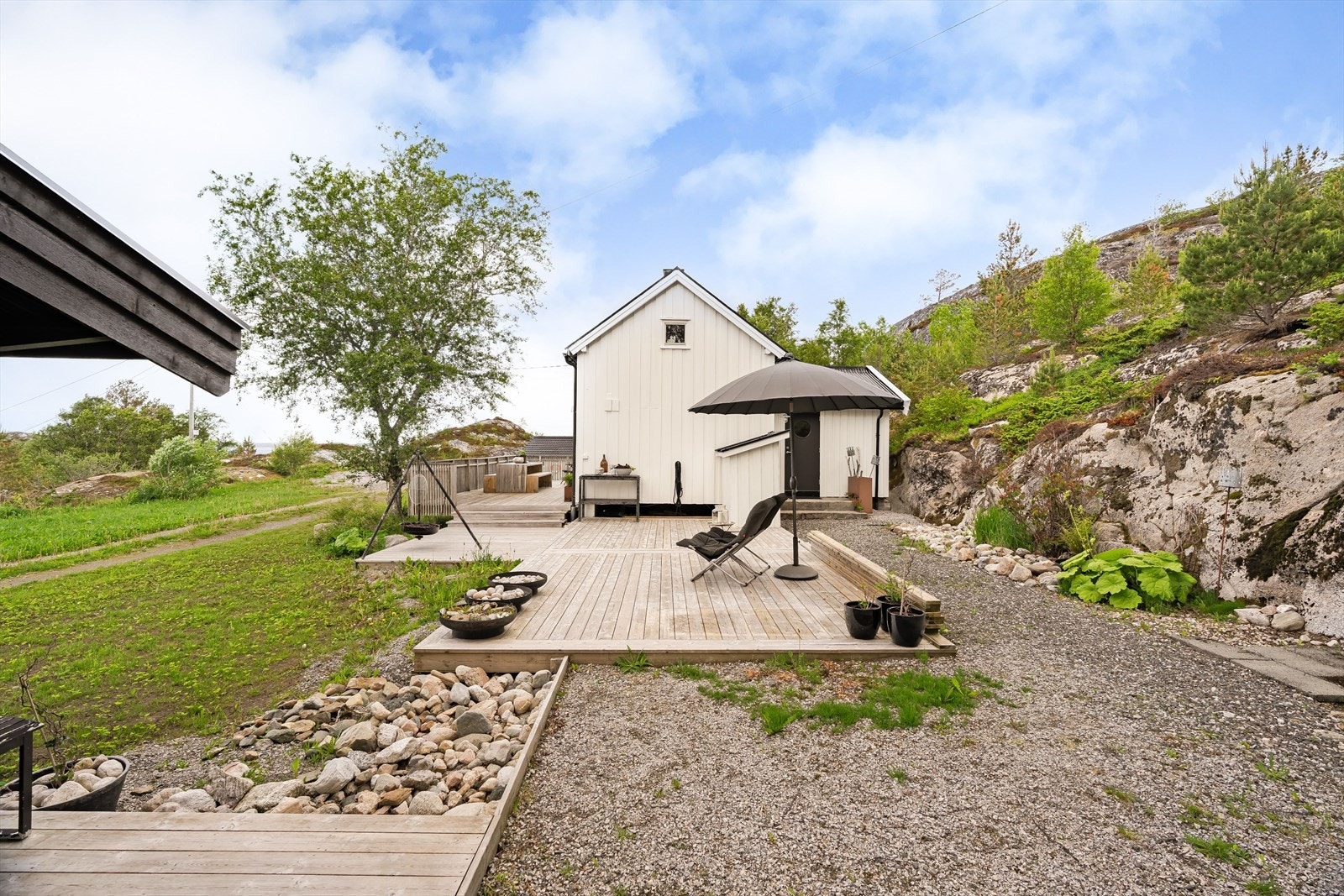 Her er det gjennomtenkte og gode praktiske valg. Terrasse og markterrasse er over 80 kvm, så her er det god boltreplass. Galleribilde
