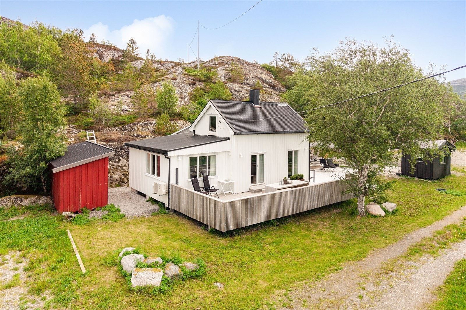 Om du går opp på berget bak hytta gir dette en fantastisk opplevelse med sjøutsikt i nesten 360 grader. Galleribilde