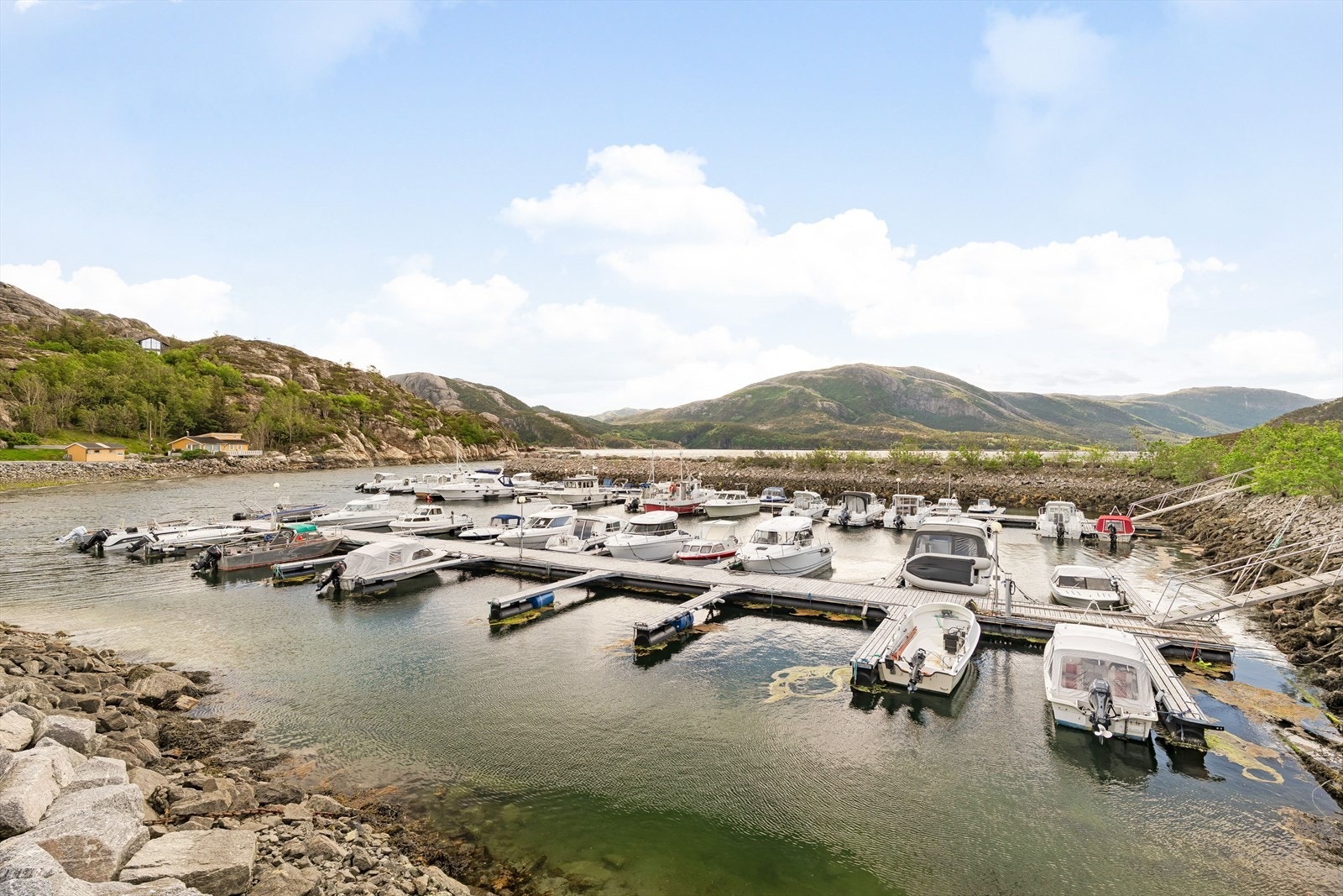 I umiddelbar nærhet finnes båtmarinaer som gir mulighet for leie av båtplass. Ledig båtplass må sjekkes opp med eier av marina. Galleribilde