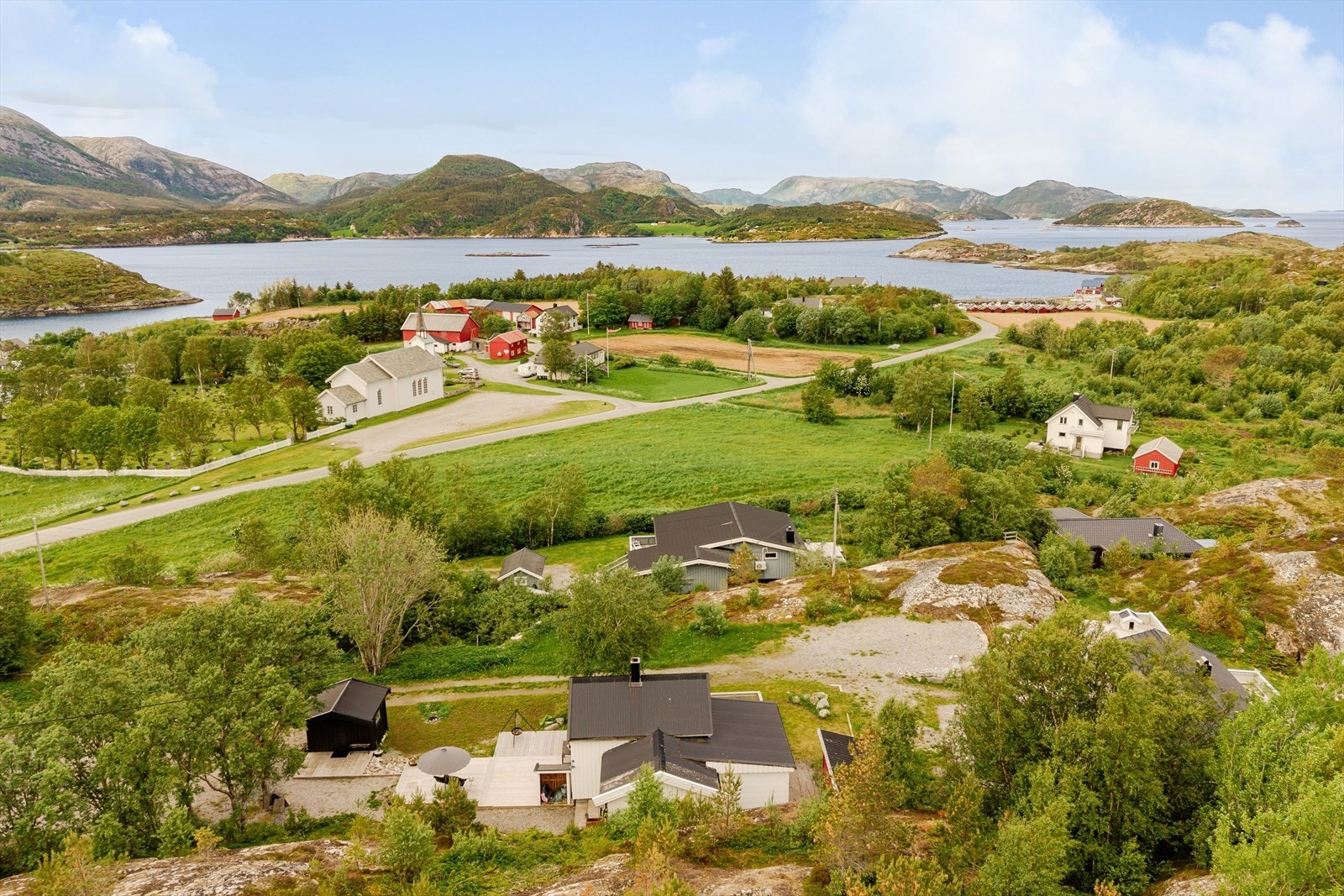 Like nedenfor kirka går det ferge videre til Leksa - Storfosna - Garten. Områdene er populære sykkeldestinasjoner på sommeren. På Leksa arrangeres det og festival. Galleribilde