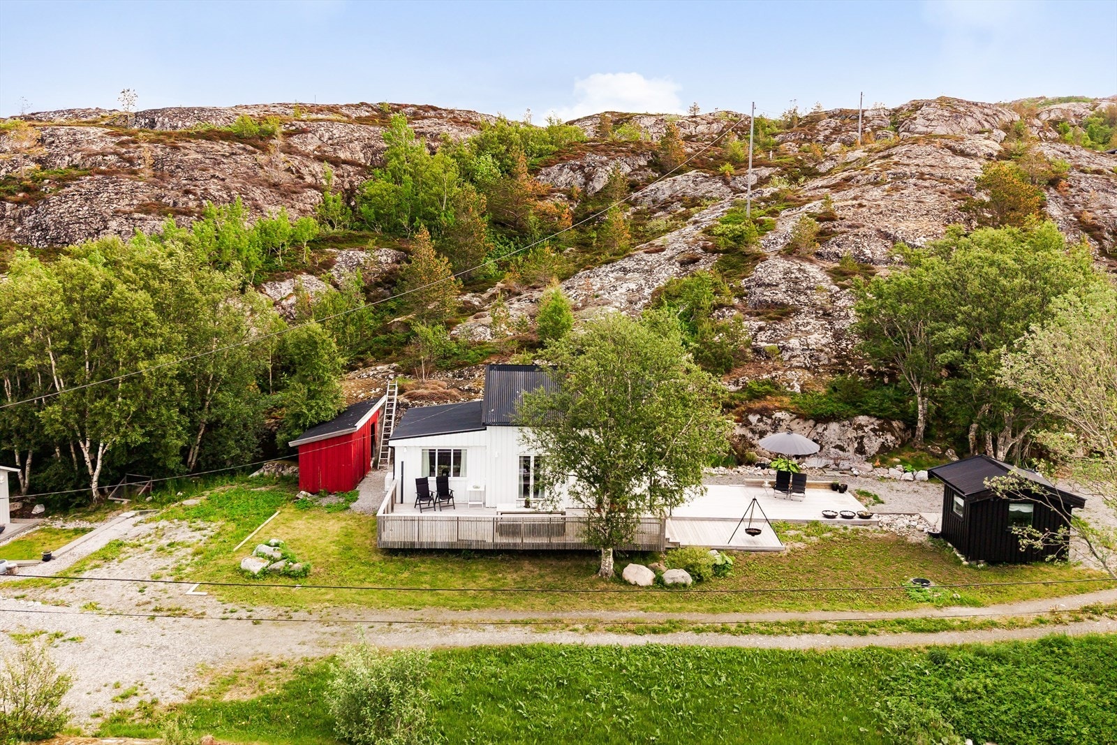 Denne lille perlen ved kysten byr på sol dagen lang som kan nytes på over 80 kvm stor platting rundt hytta. Galleribilde