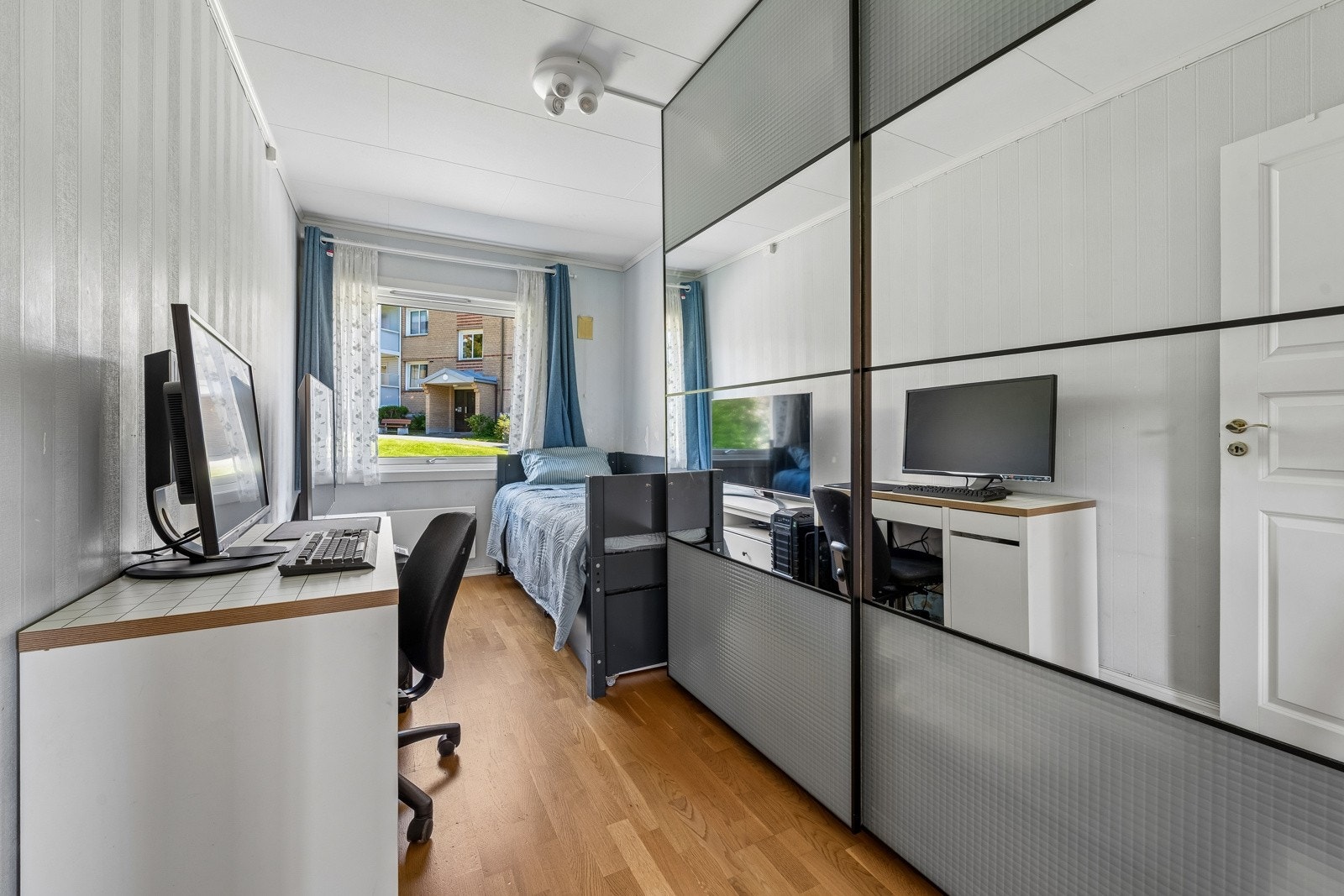 Soverom 3 har ogs skyvedørsgarderobe. Alle 3 soverommene har kvalitetsmessige garderober. Galleribilde
