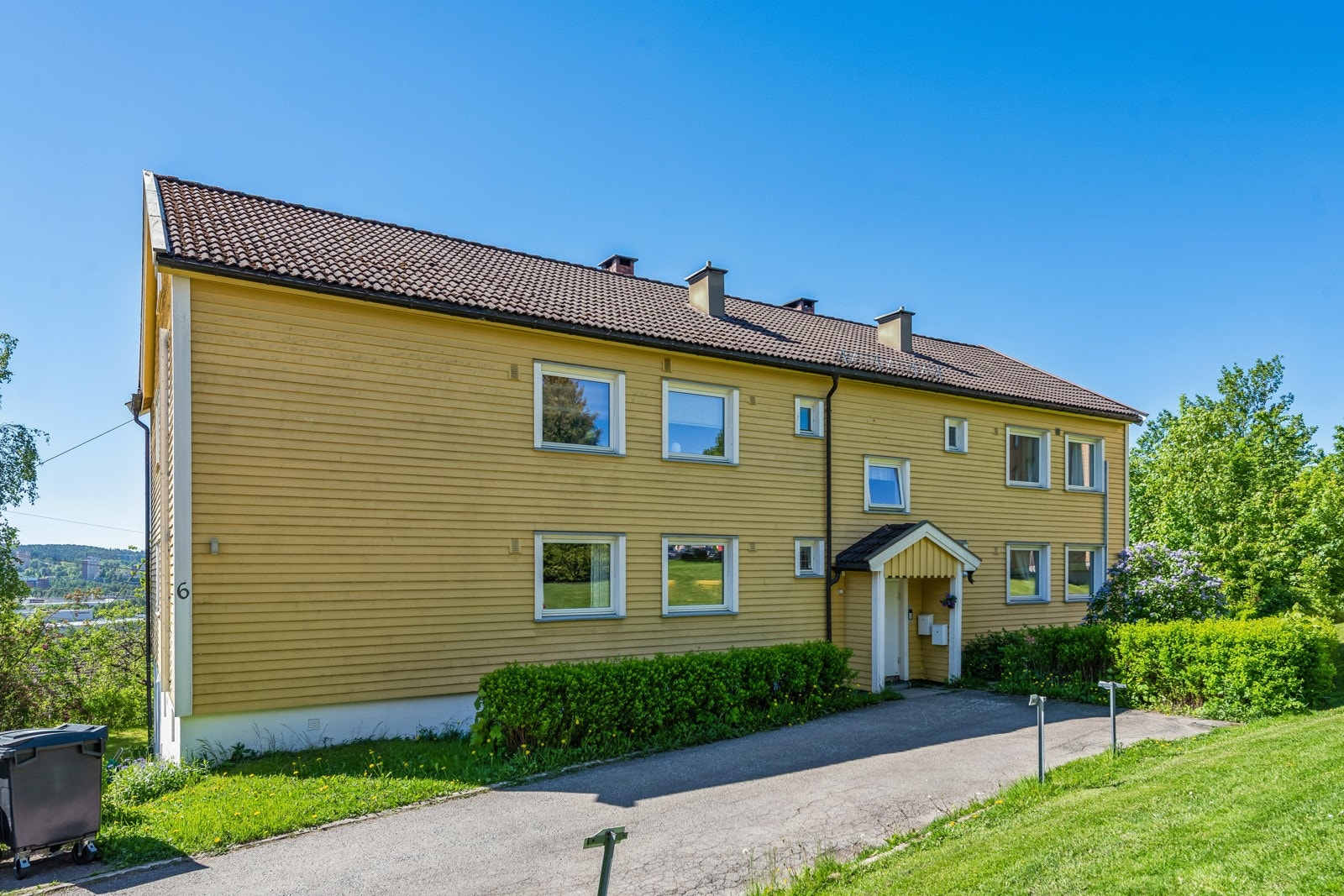 Kalbakkslyngen 6 ligger idyllisk til innerst i blindvei velstelte grøntområder på alle sider. Galleribilde