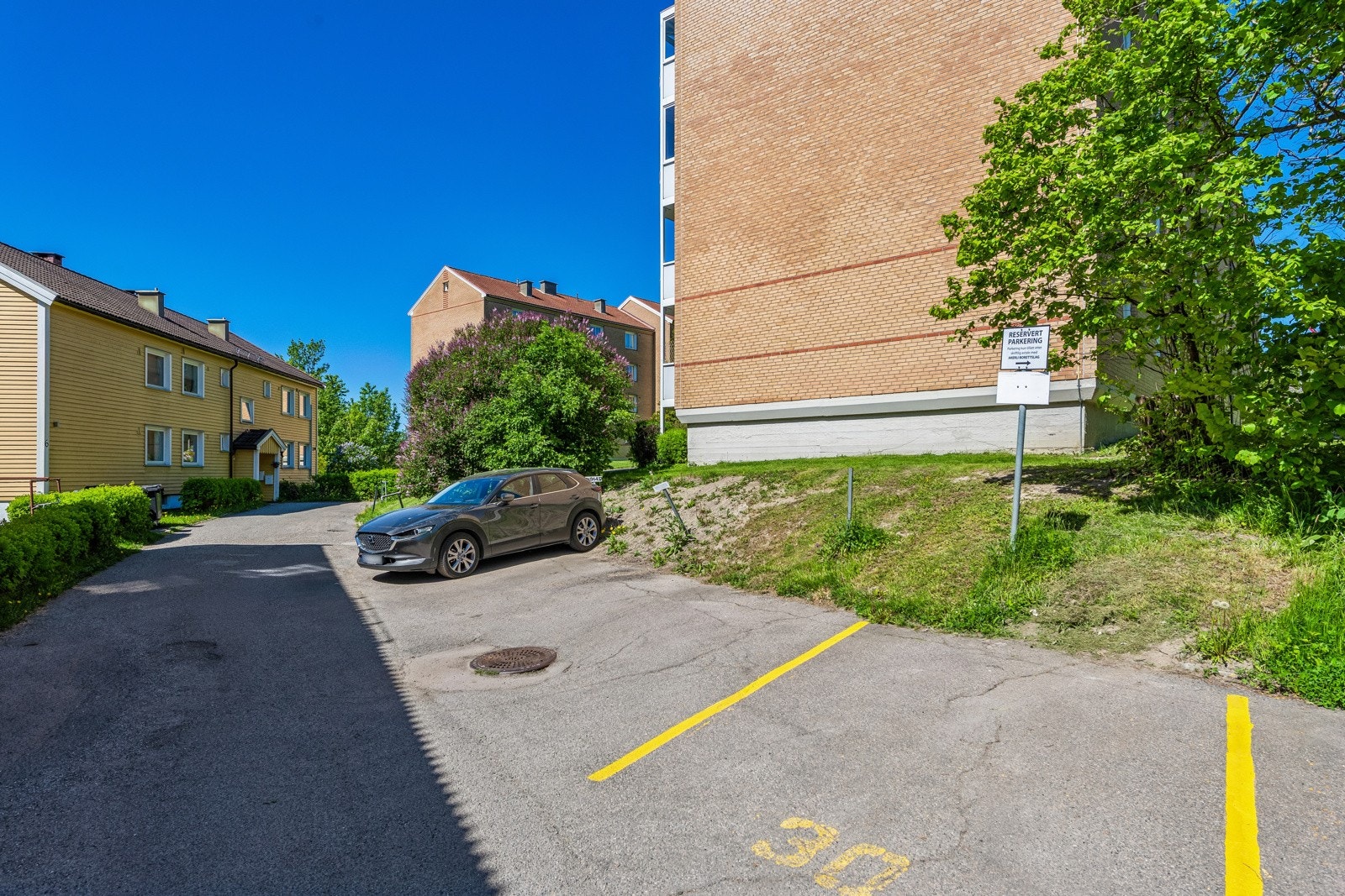Det følger en parkeingsplass med leiligheten i Kalbakkslyngen. Galleribilde