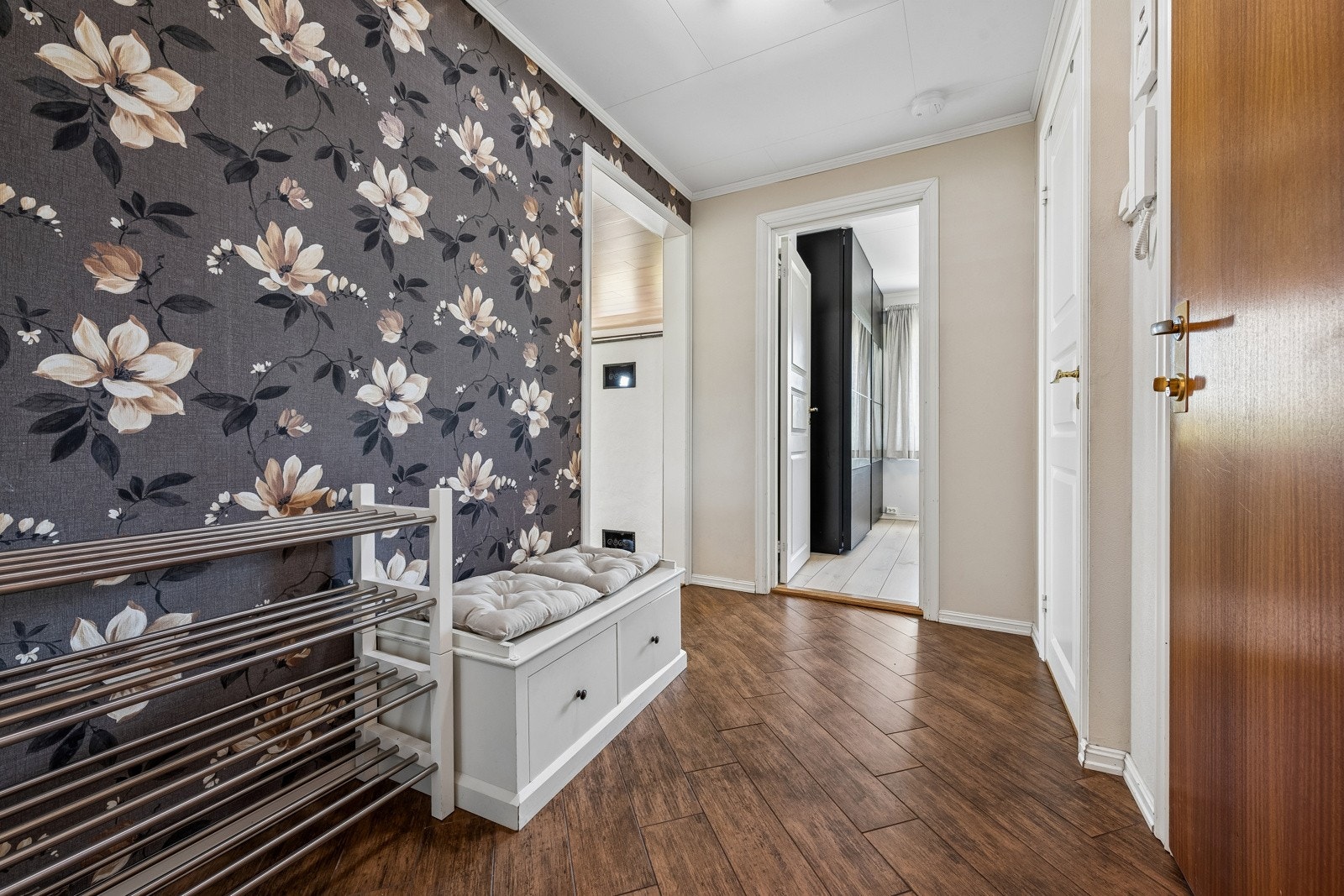 Entréen er et fint rom til å ønske venner og familie velkommen. Dørcalling. Garderoberom i tilknytning. Galleribilde