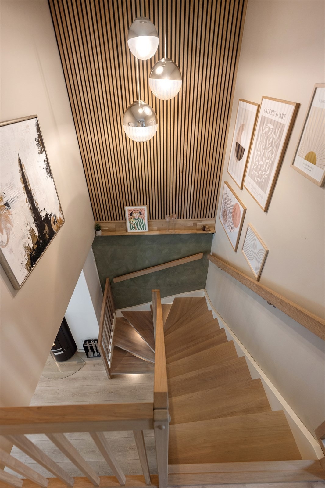 Boligen har totalt fire soverom, der alle er samlet i 2. etasje sammen med badet. Dette gir en familievennlig planløsning. Galleribilde