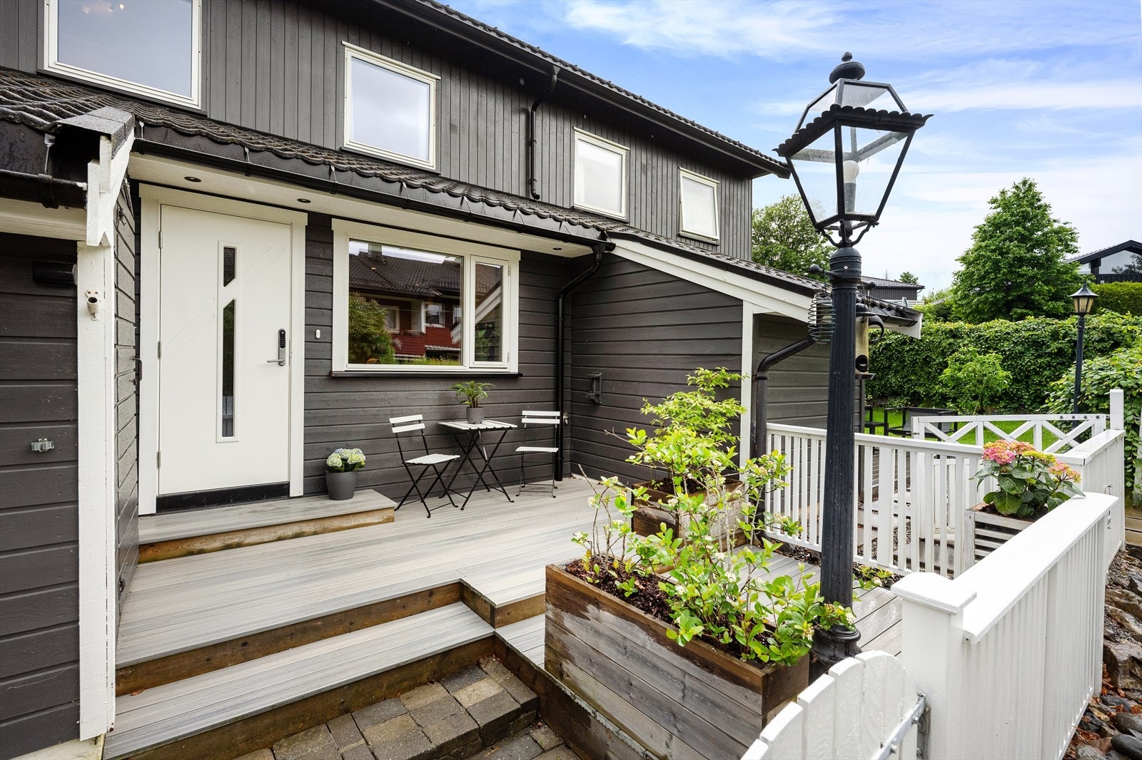 Uteplassen er dekket med terrassebord i kompositt. Her kan du nyte morgensolen. Galleribilde