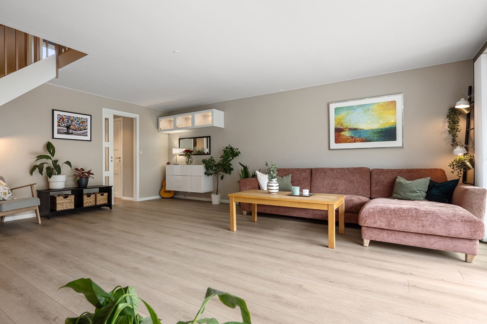 Overflatene består av laminat på gulv samt malte vegger og himling. Galleribilde