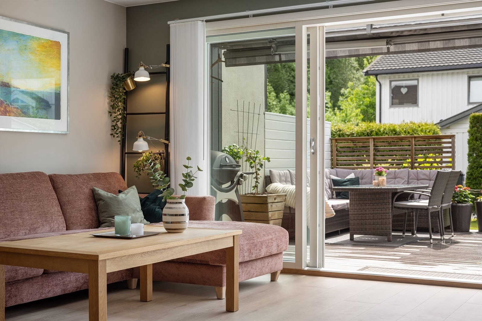 Store skyvedører mot terrassen slipper inn godt med dagslys og gir en sømløs overgang mellom inne- og utearealene. Herfra er det direkte adkomst til terrassen, som utvider oppholdsarealet i den varme årstiden. Galleribilde
