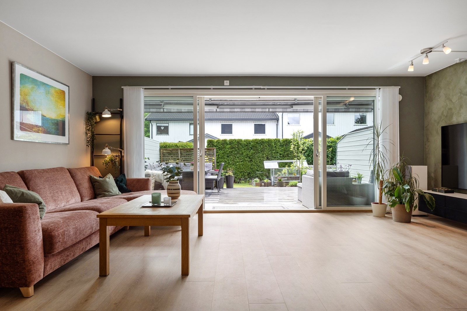 Stuen har en svært god størrelse og byr på mange møbleringsmuligheter med plass til både sofagruppe og øvrige soner etter behov. Galleribilde