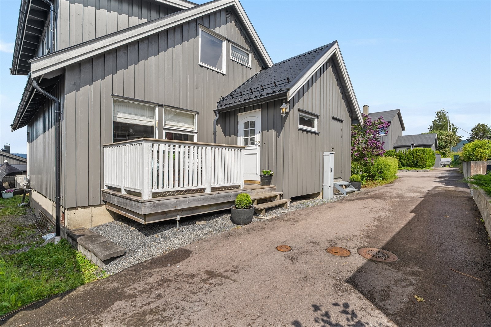 Ytterligere en terrasse, ved inngangspartiet, på ca. 7 kvm med morgen/formiddagssol Galleribilde