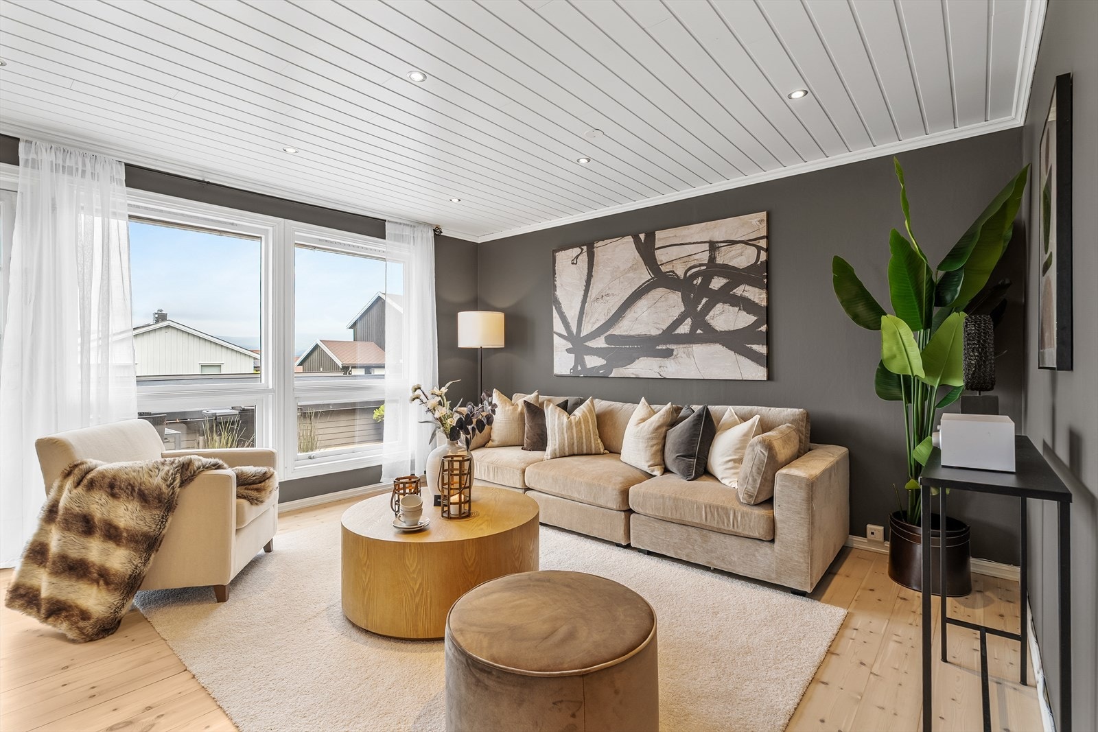 Enebolig over tre etasjer med fine uteplasser og garasje rett nedenfor huset. Galleribilde