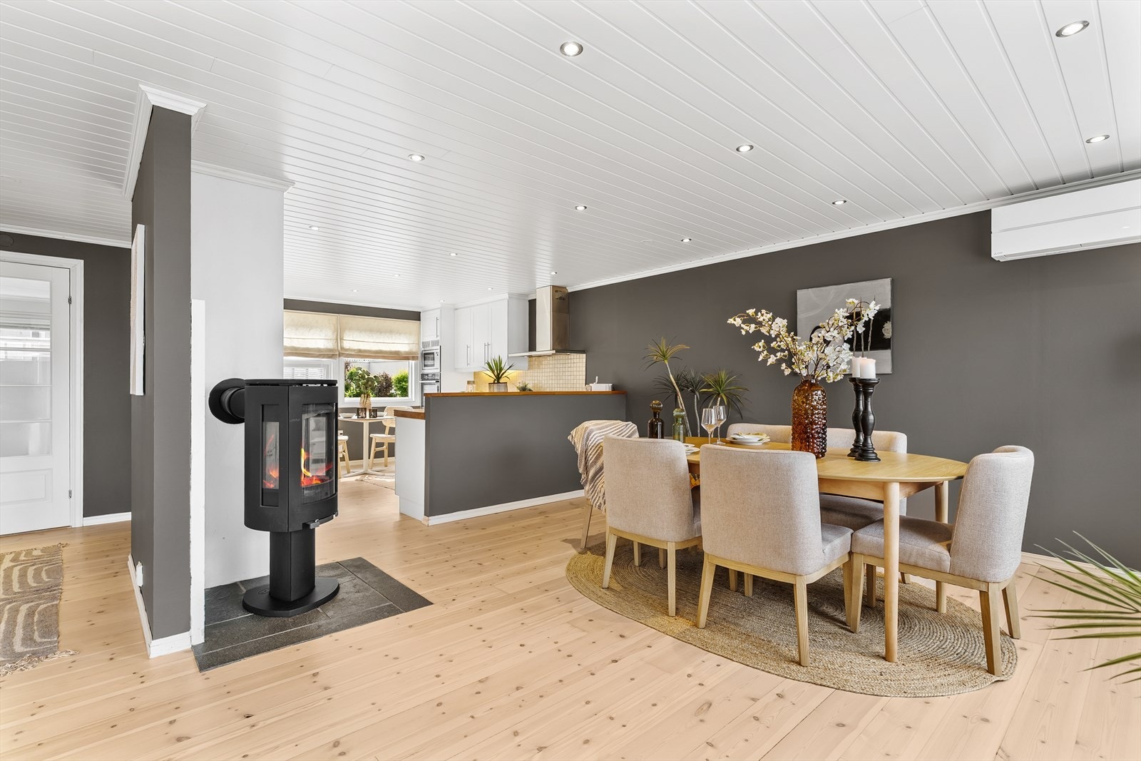 Det trivelige oppholdsrommet har peisovn og god plass til både sittegruppe og spiseplass. Galleribilde
