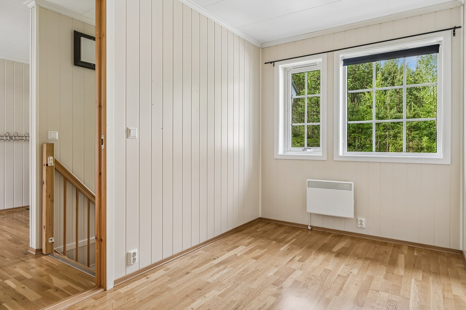 Soverom i hovedetasjen med vinduer som vender ut mot rolige omgivelser. Galleribilde