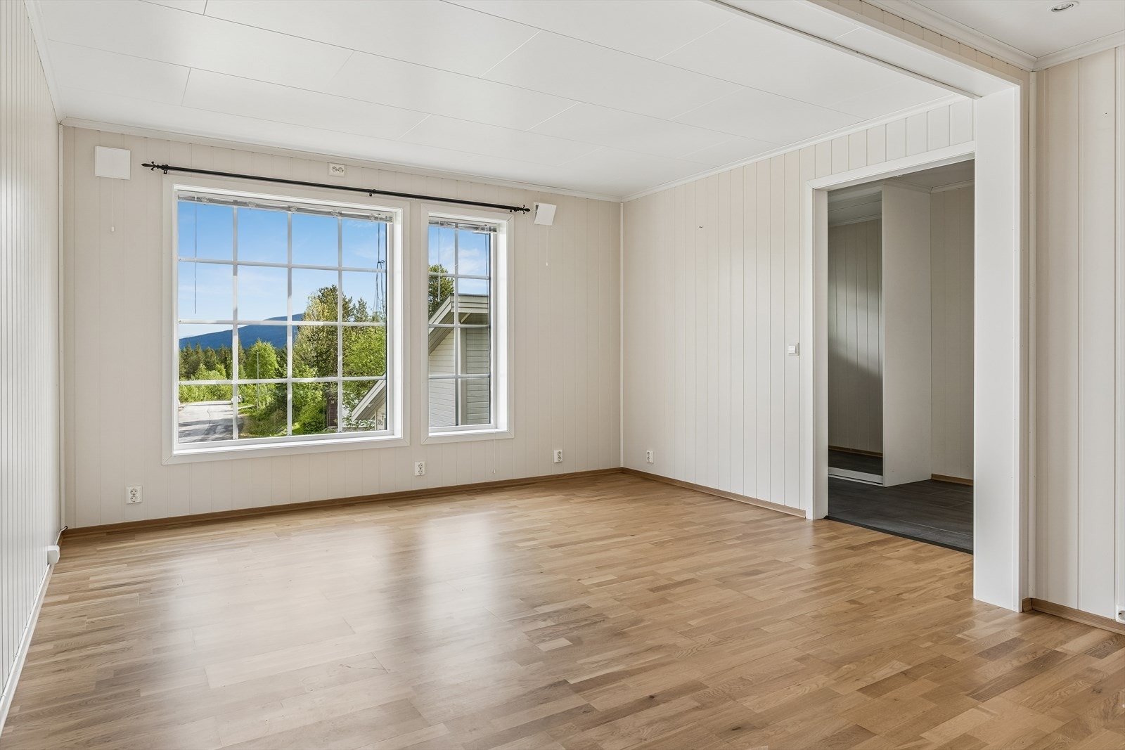 Utleiedel - Store vindusflater gir godt med dagslys inn i stuen. Galleribilde