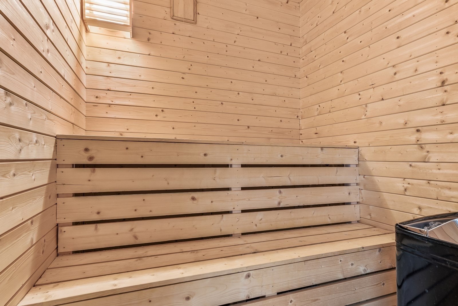 Egen badstue i underetasjen med panel på vegger og tak, og Harvia badstueovn. Rommet var opprinnelig tiltenkt som bad og har opplegg for dette. Galleribilde
