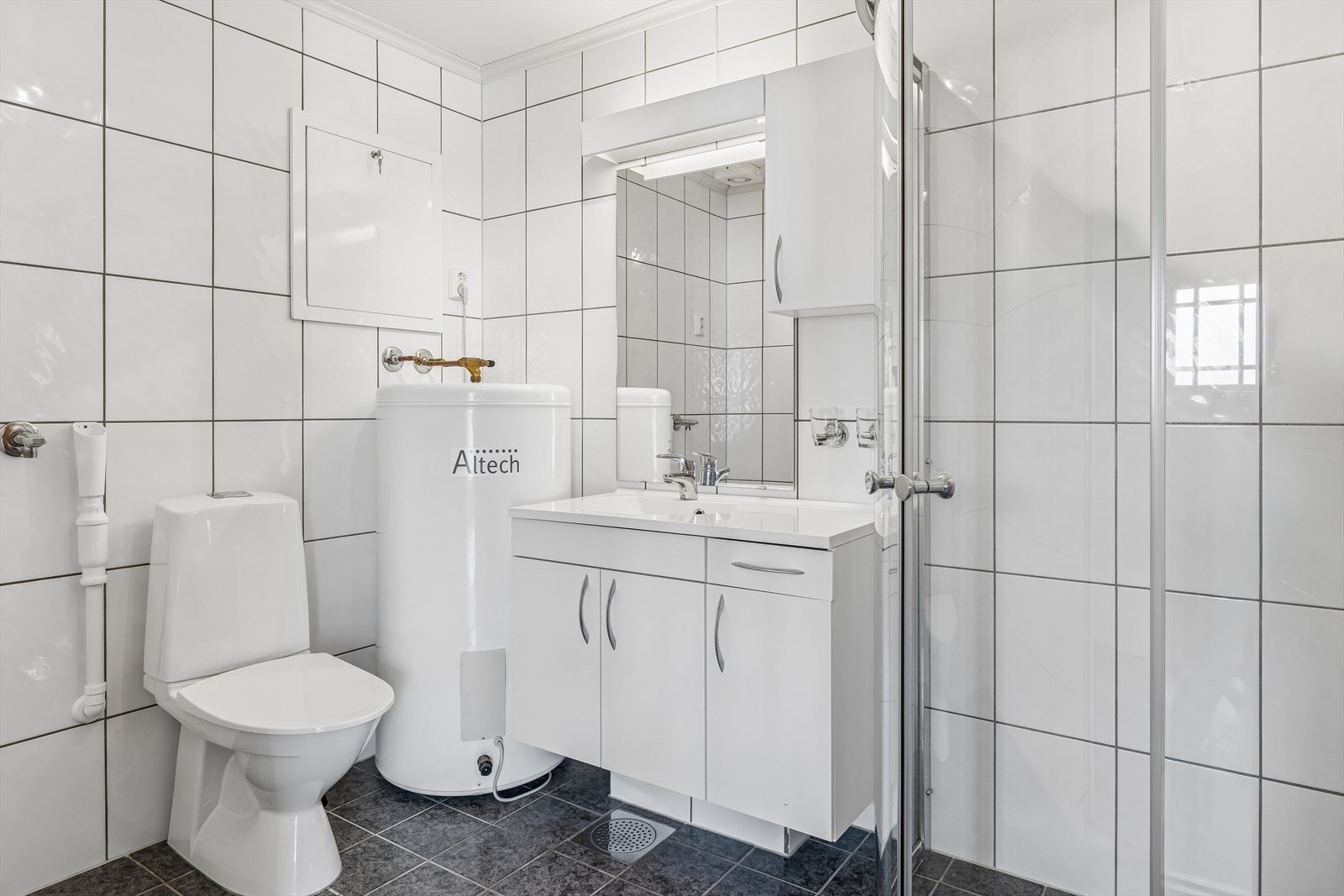 Utleiedel - Badet har flislagt gulv med varmekabler, opplegg for vaskemaskin og fuktstyrt avtrekksvifte. Galleribilde