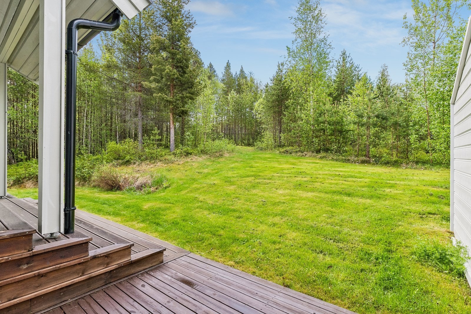 Eiendommen grenser mot skog og mark med gode turmuligheter rett utenfor døren. Skistadion med rulleskiløype ligger 150 meter fra eiendommen. Galleribilde