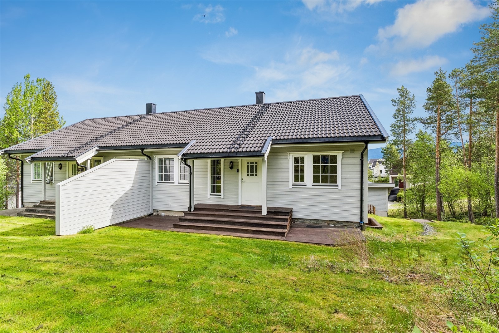 Halvpart av tomannsbolig fra 2008, med en smart planløsning som inkluderer en egen utleiedel i underetasjen. Galleribilde