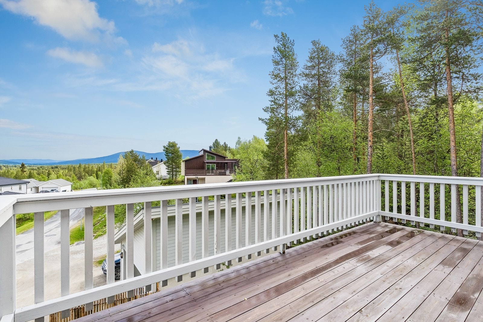 Fra verandaen er det utsikt over nærområdet og det omkringliggende landskapet. Galleribilde