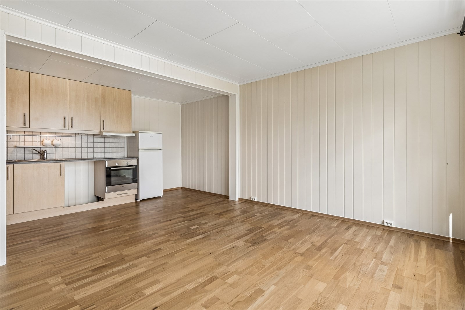 Utleiedel - Kjøkkenet har innredning med glatte fronter, laminatbenkeplate og fliser over benken. Galleribilde