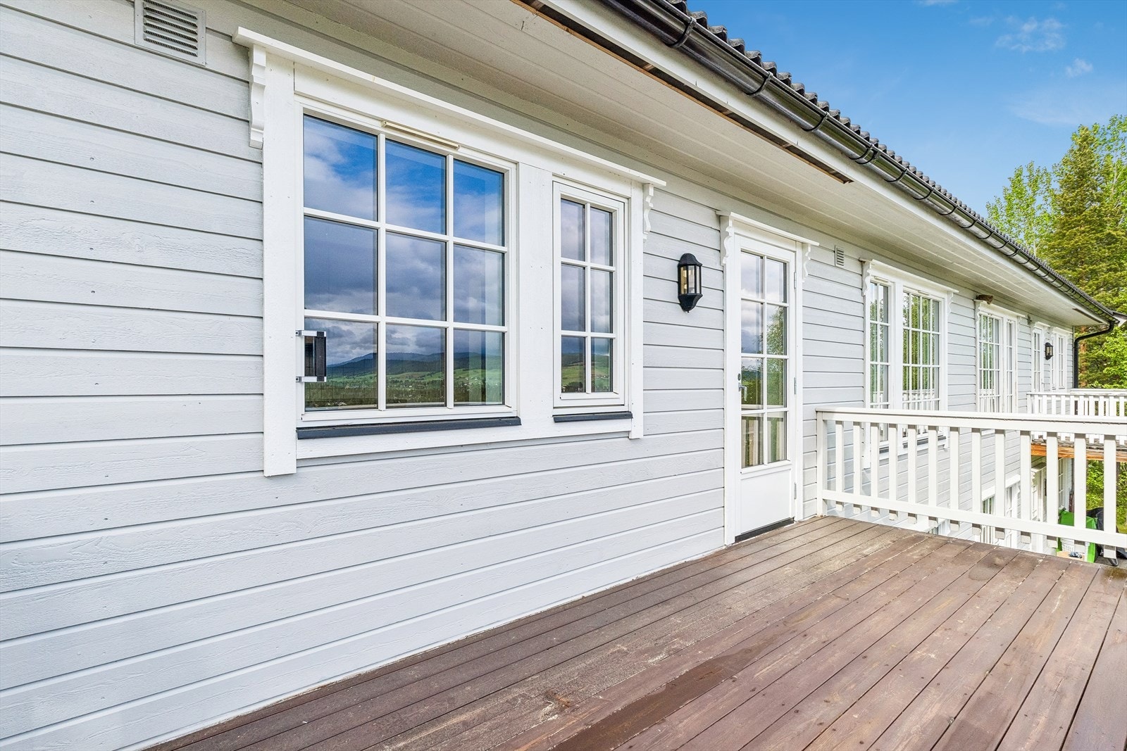 Direkte utgang til verandaen fra stuen i hovedetasjen. Galleribilde