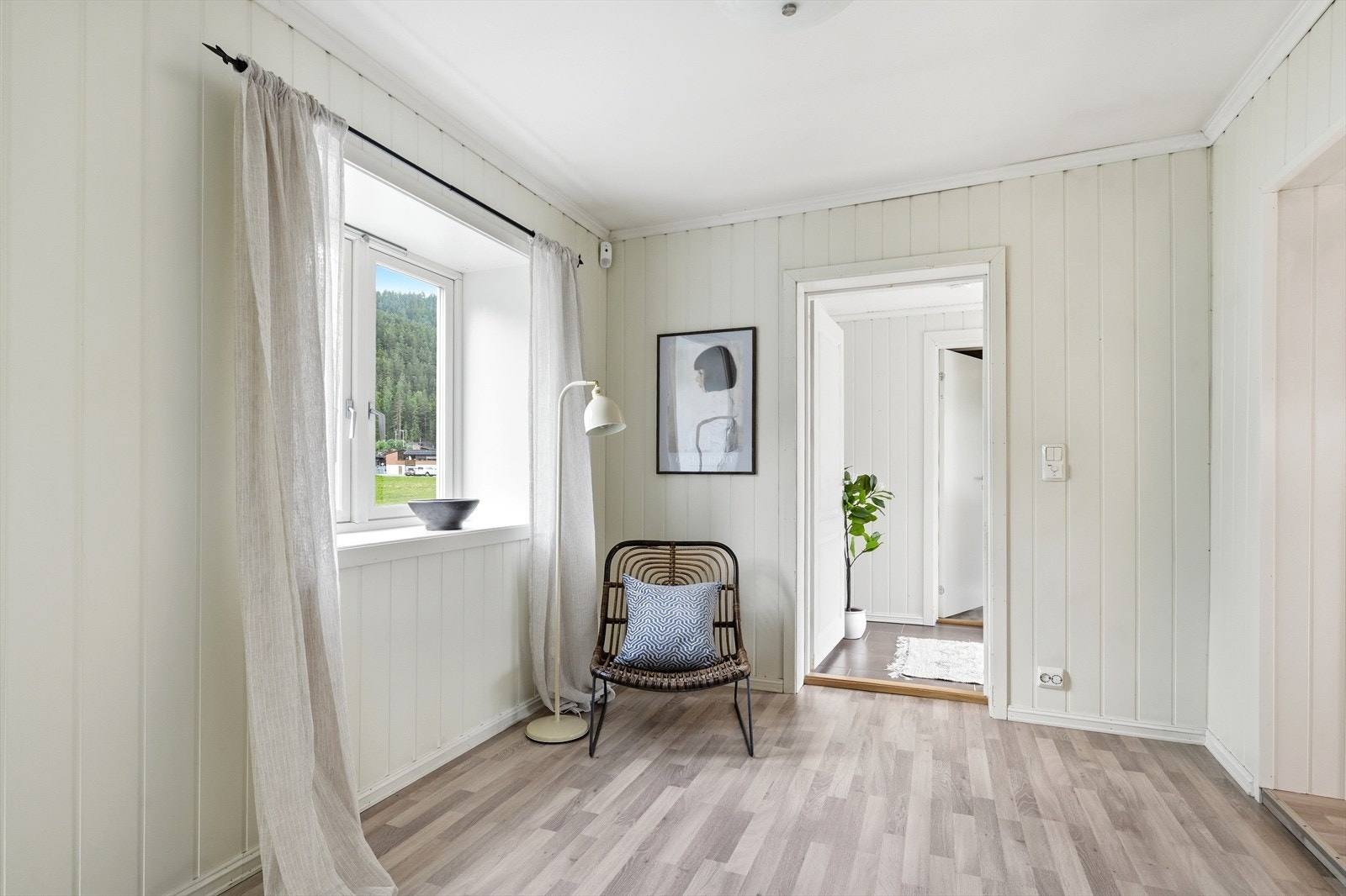 Malte panelplater på veggene og profilerte lister gir en klassisk ramme rundt rommene. Galleribilde