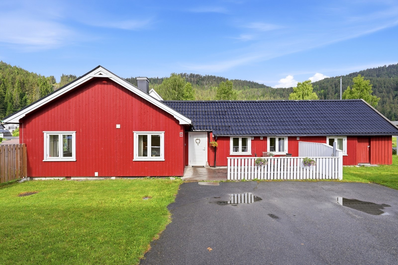 Enebolig med historie tilbake til 1800-tallet. Taket er tekket med stålplater fra ca. 2008, og store deler av kledningen ble skiftet i 2015. Galleribilde