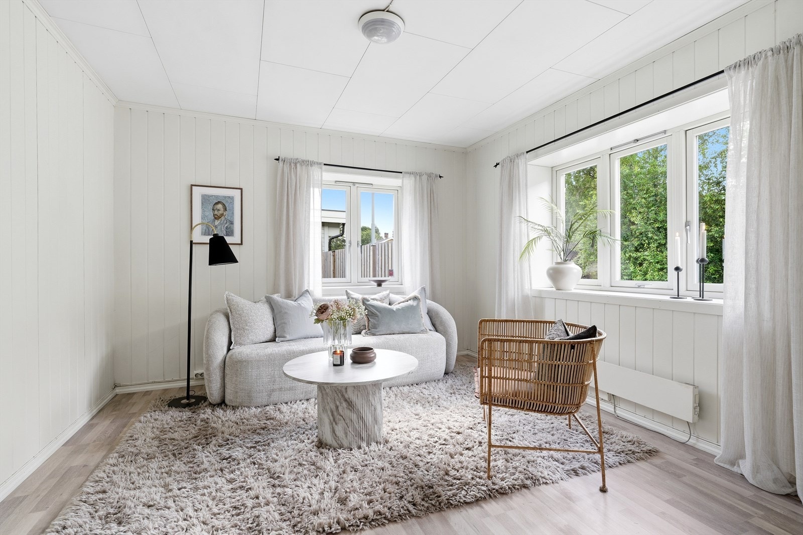 Boligen har to stuer som gir fleksible soner for sofagruppe og spisebord. Galleribilde