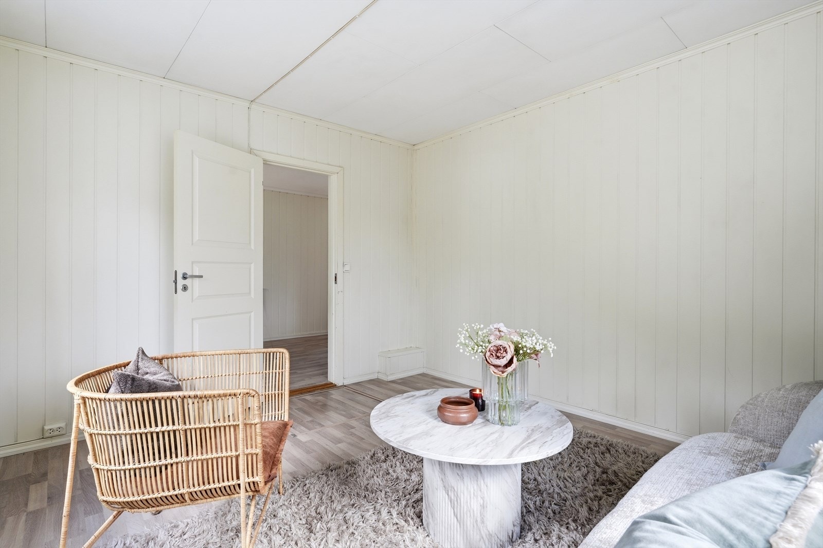 Det er klargjort for montering av ildsted, med både mursteinspipe og elementpipe i boligen. Galleribilde