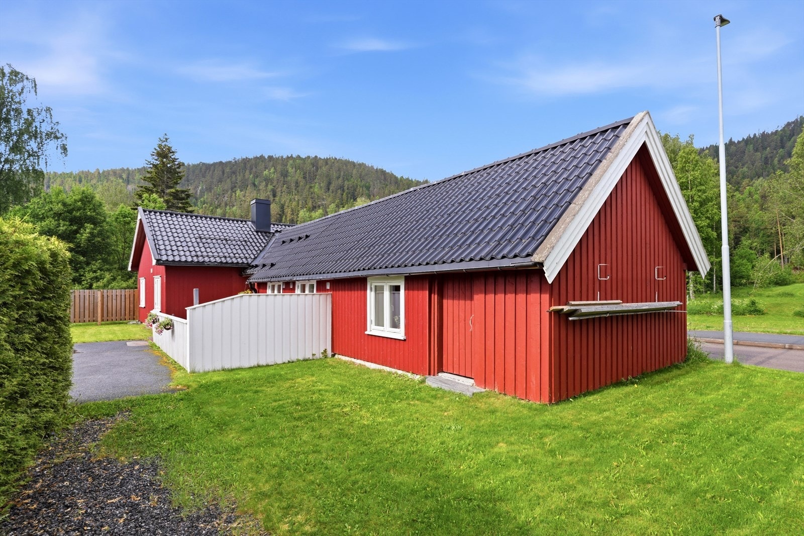 Tomten er forholdsvis flat og enkel å vedlikeholde. Galleribilde