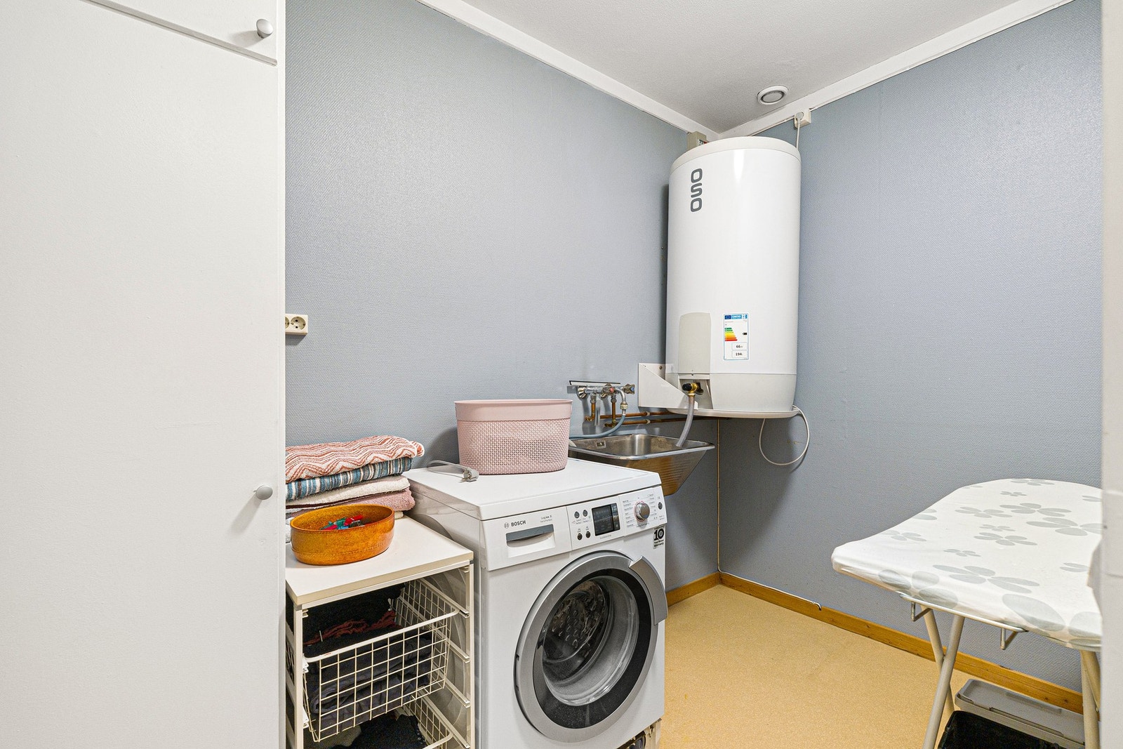 Eget vaskerom med opplegg for vaskemaskin, varmtvannsbereder og utslagsvask. Galleribilde