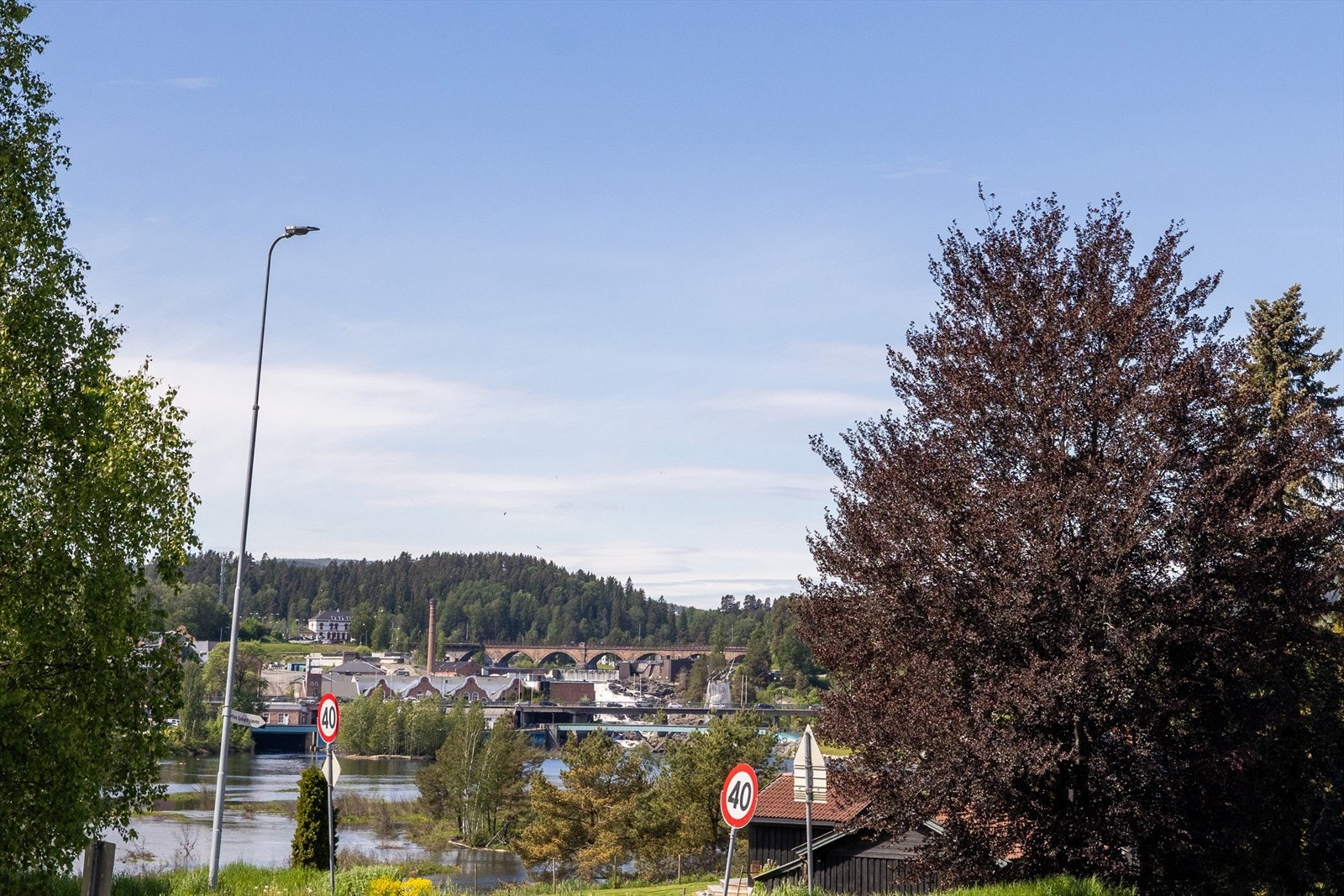 Fra eiendommen er det utsikt over nærområdet i Hønefoss. Galleribilde